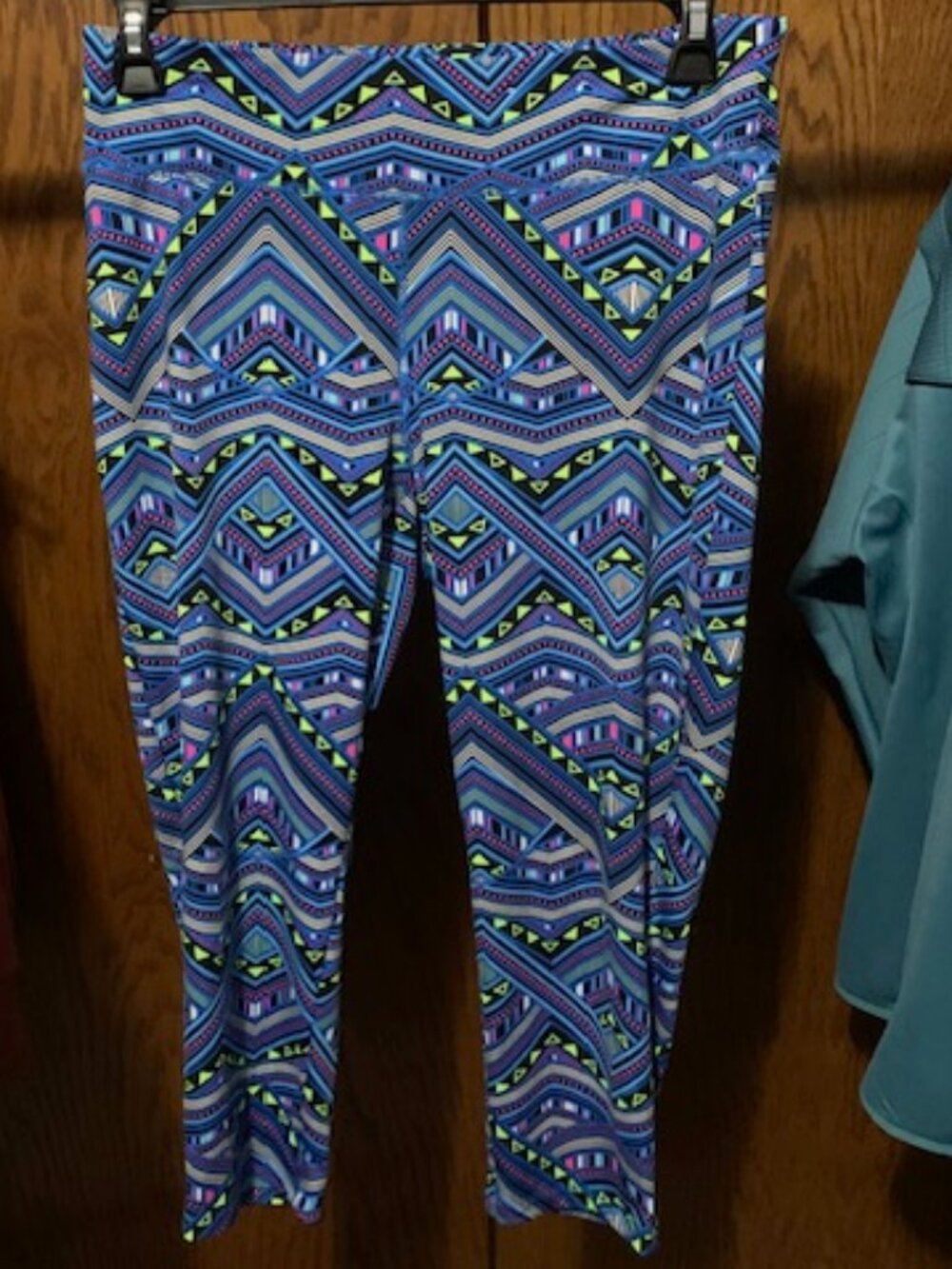 NWOT juniors Flirtitude active capris